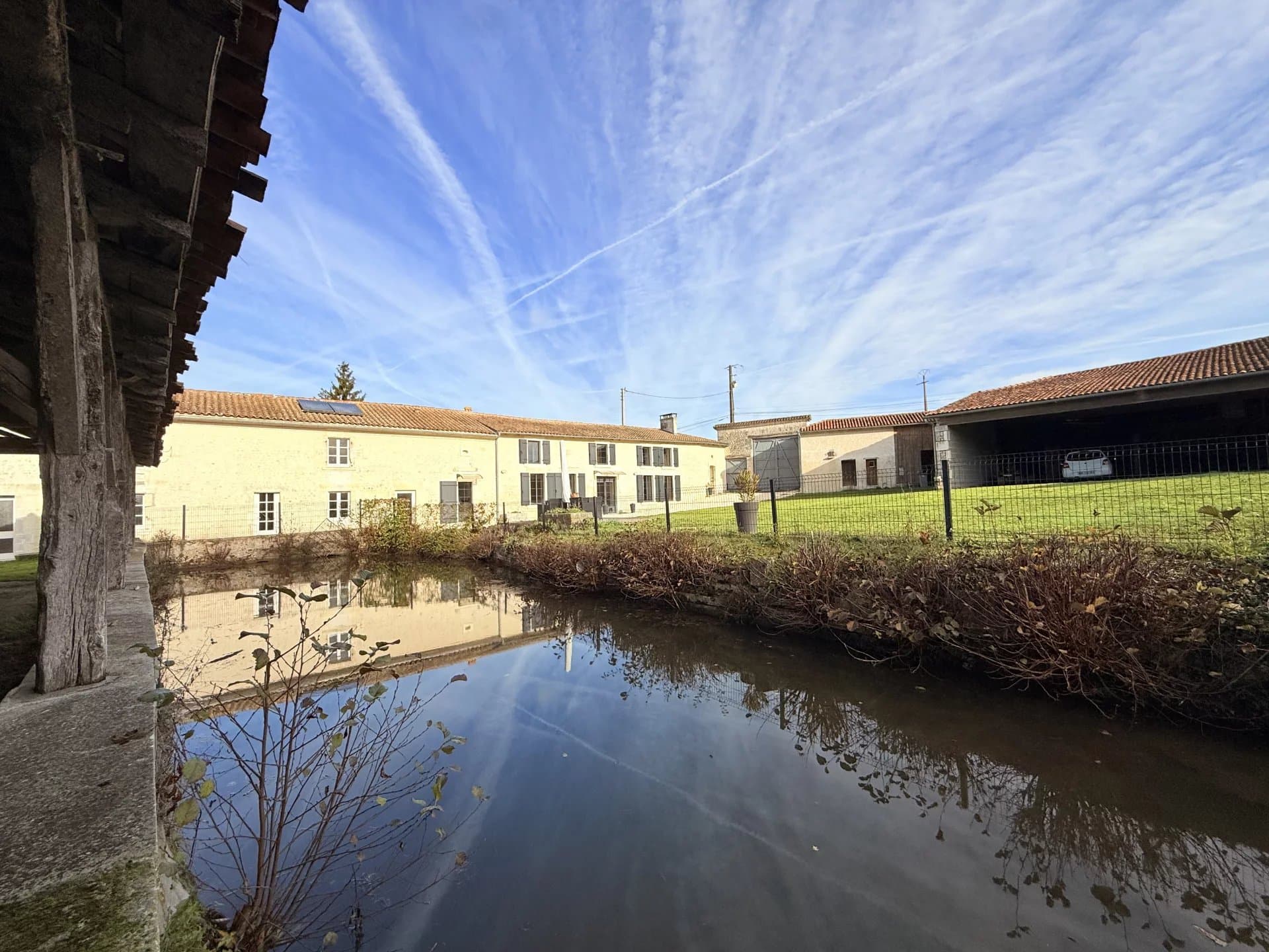 Un Domaine de moulin historique rare, entièrement restauré, au cœur de la Charente