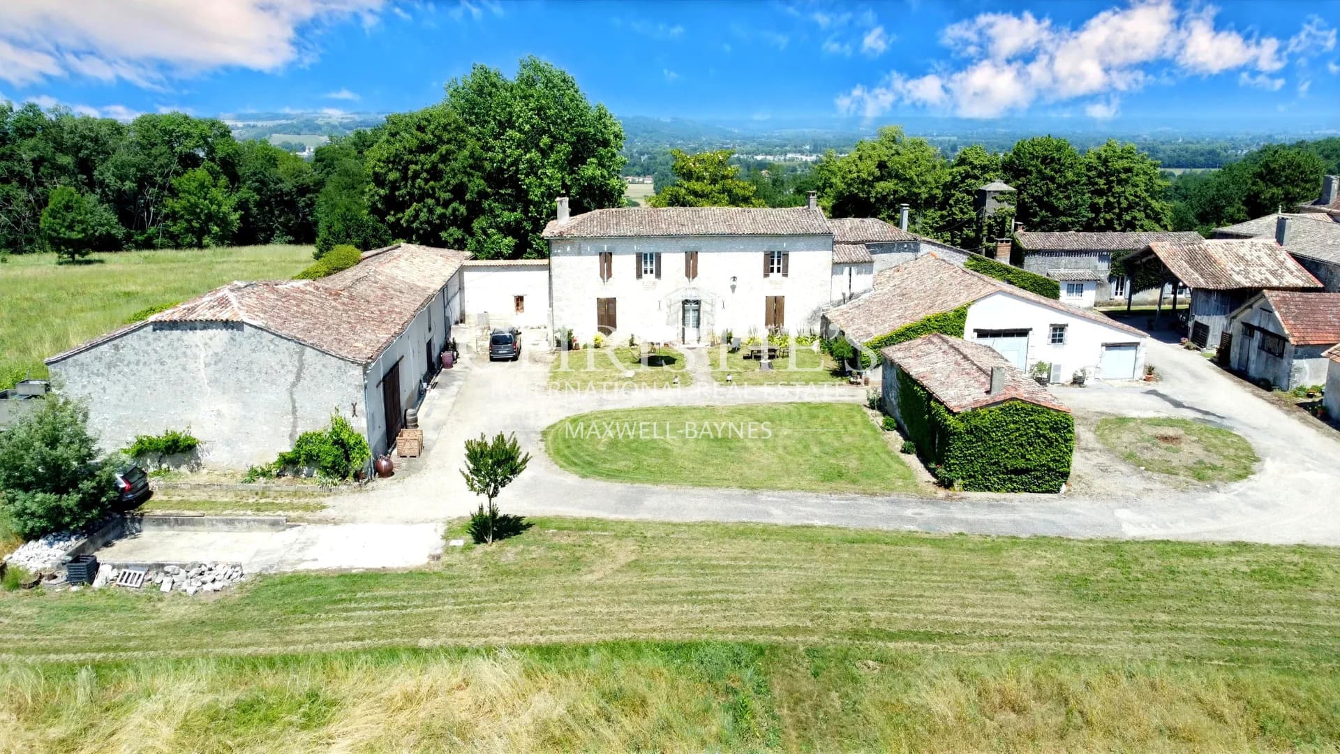 18-hectare estate with dominant views, maison de maitre and gites - great potential !
