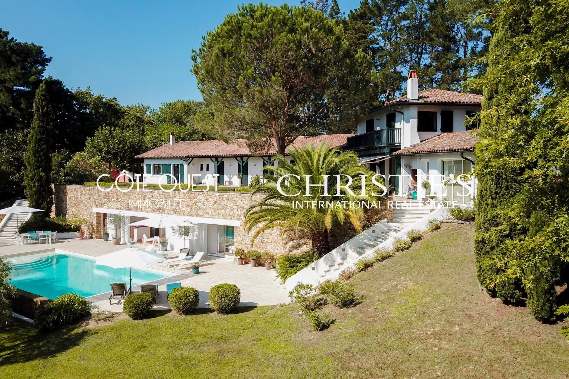 For sale Urrugne - Panoramic view property with swimming pool