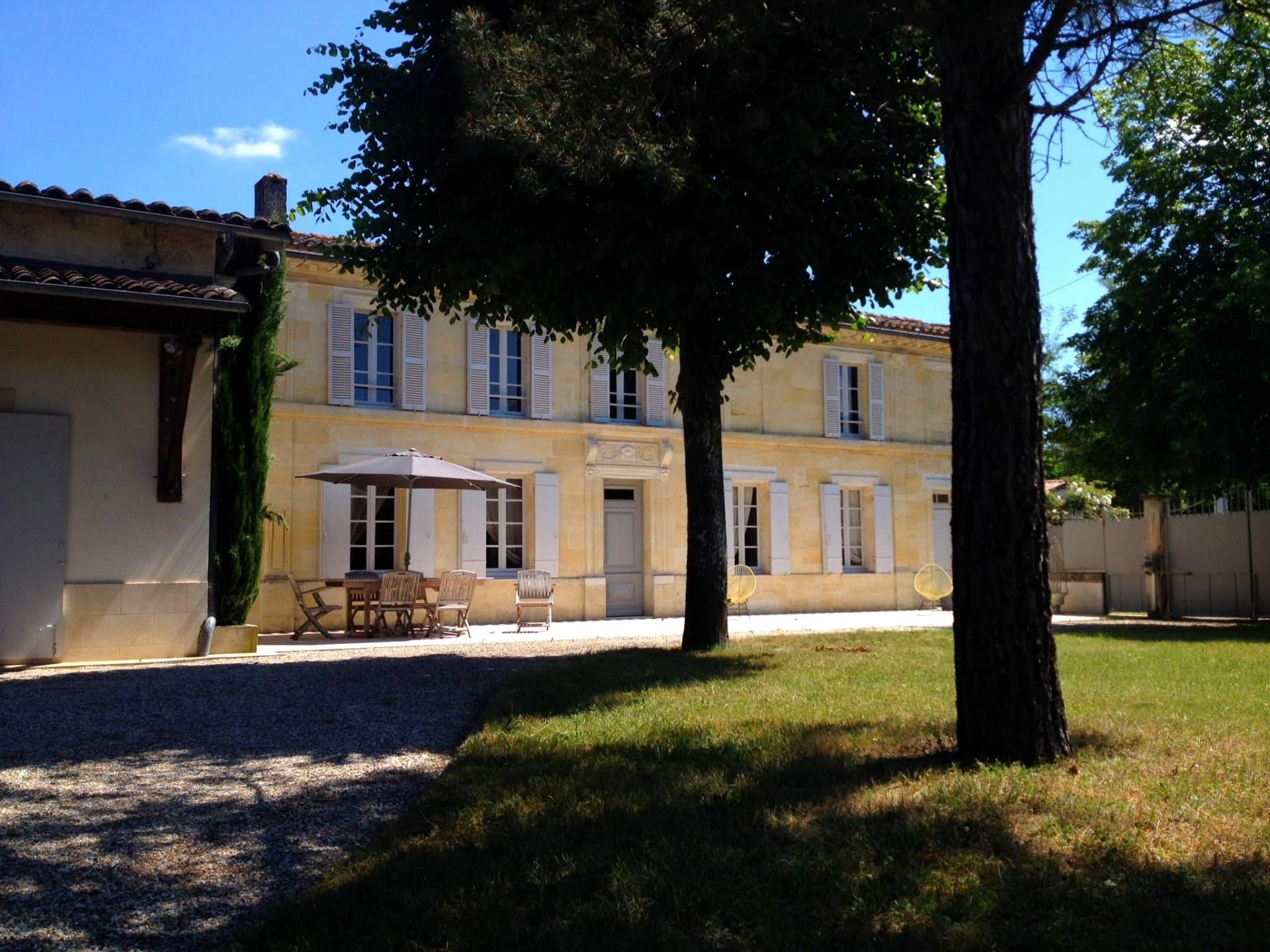 Beautiful fully renovated house with a large park near Libourne