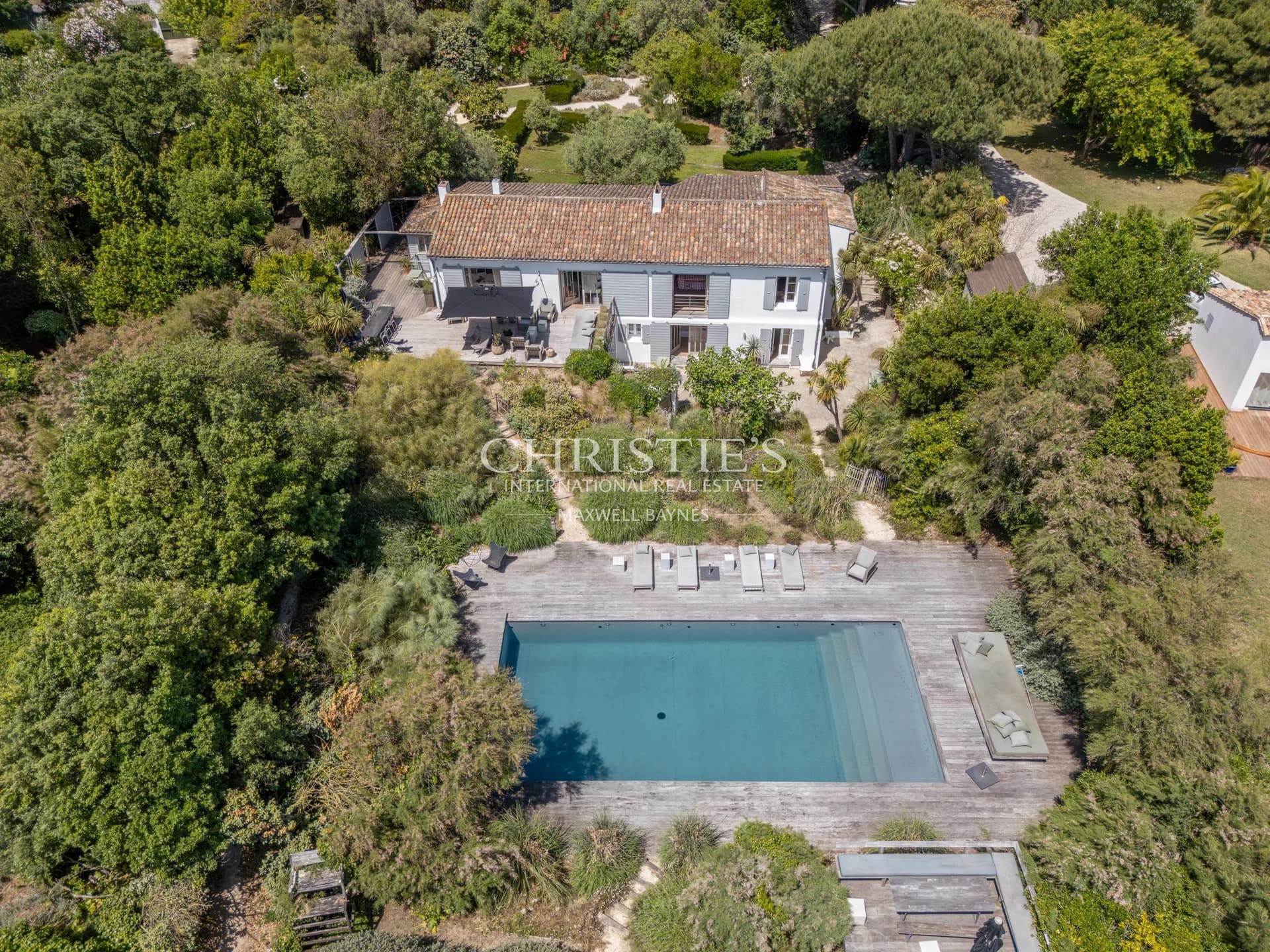 Exceptional Waterfront Property – Elegance and Absolute Privacy