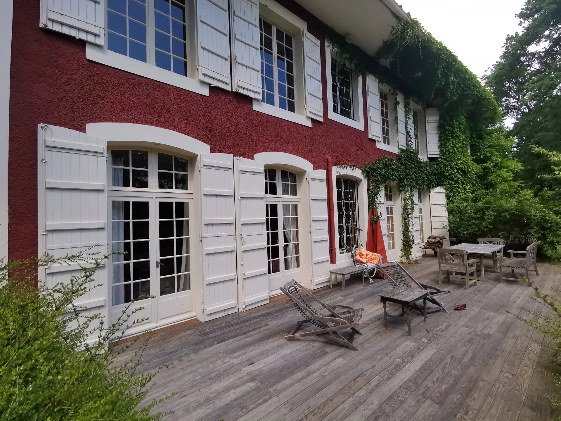 Manoir de style années 30 avec son parc boisé à 1h de Bordeaux et 20 minute de la côte atlantique