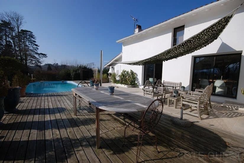 PROCHE DE SAINT-JEAN-DE-LUZ, A VENDRE MAISON RENOVEE SUR 4000M2 DE TERRAIN