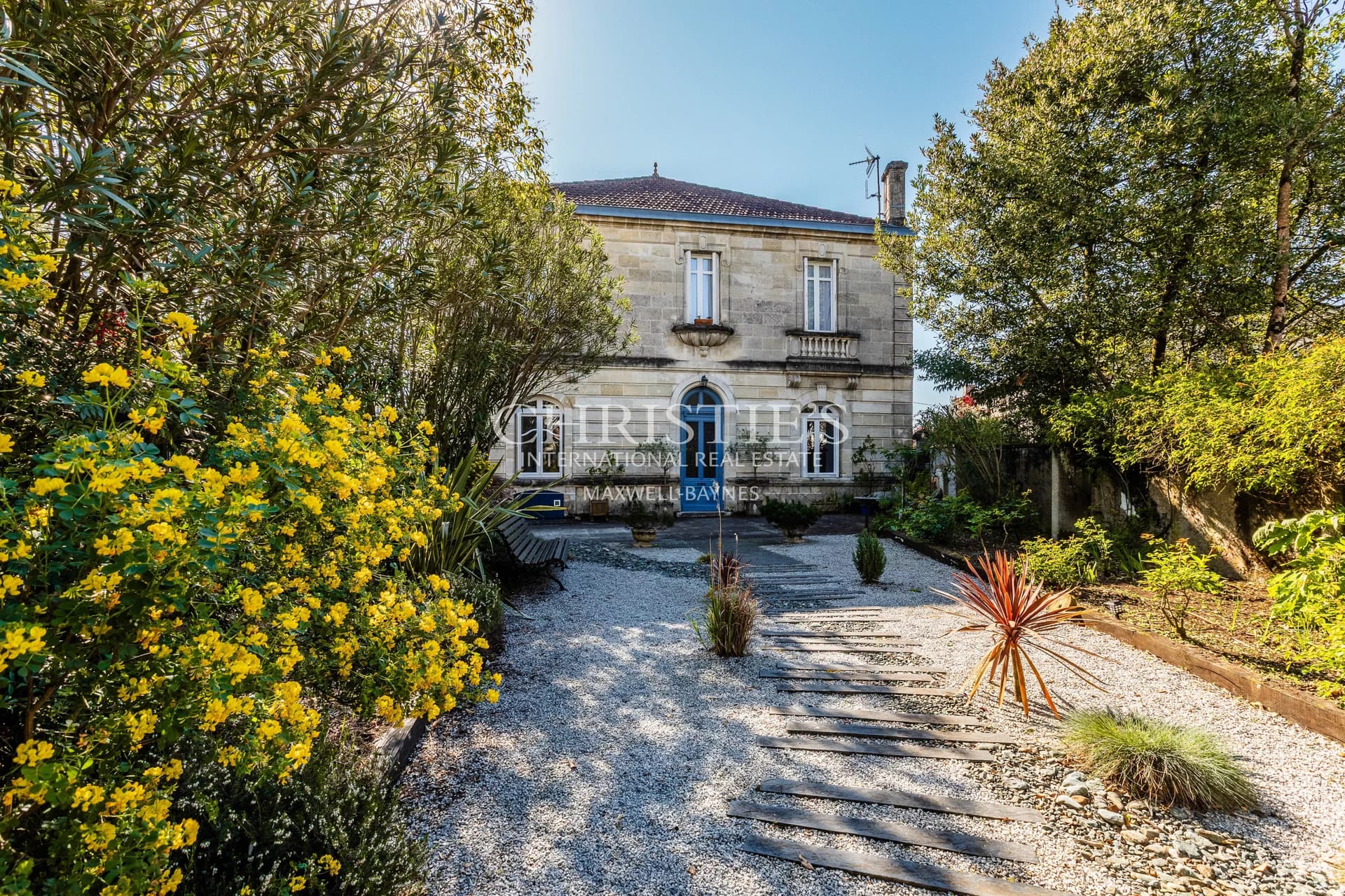 BORDEAUX CAUDERAN: Beautiful 6-bedroom house with outbuilding, garages and garden.