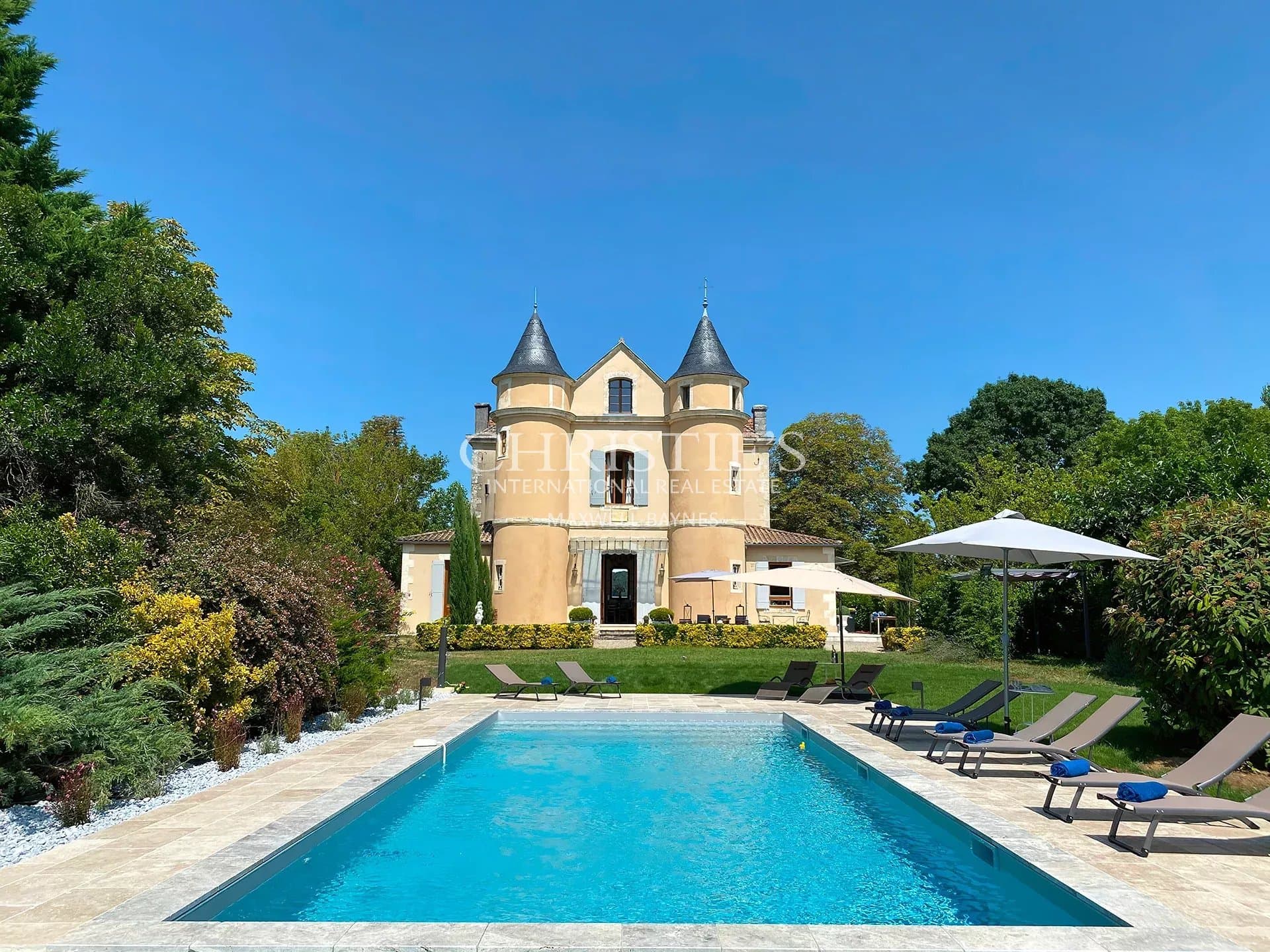 Turreted Petit Chateau with 6+ acres of land, situated between Bergerac & Bordeaux