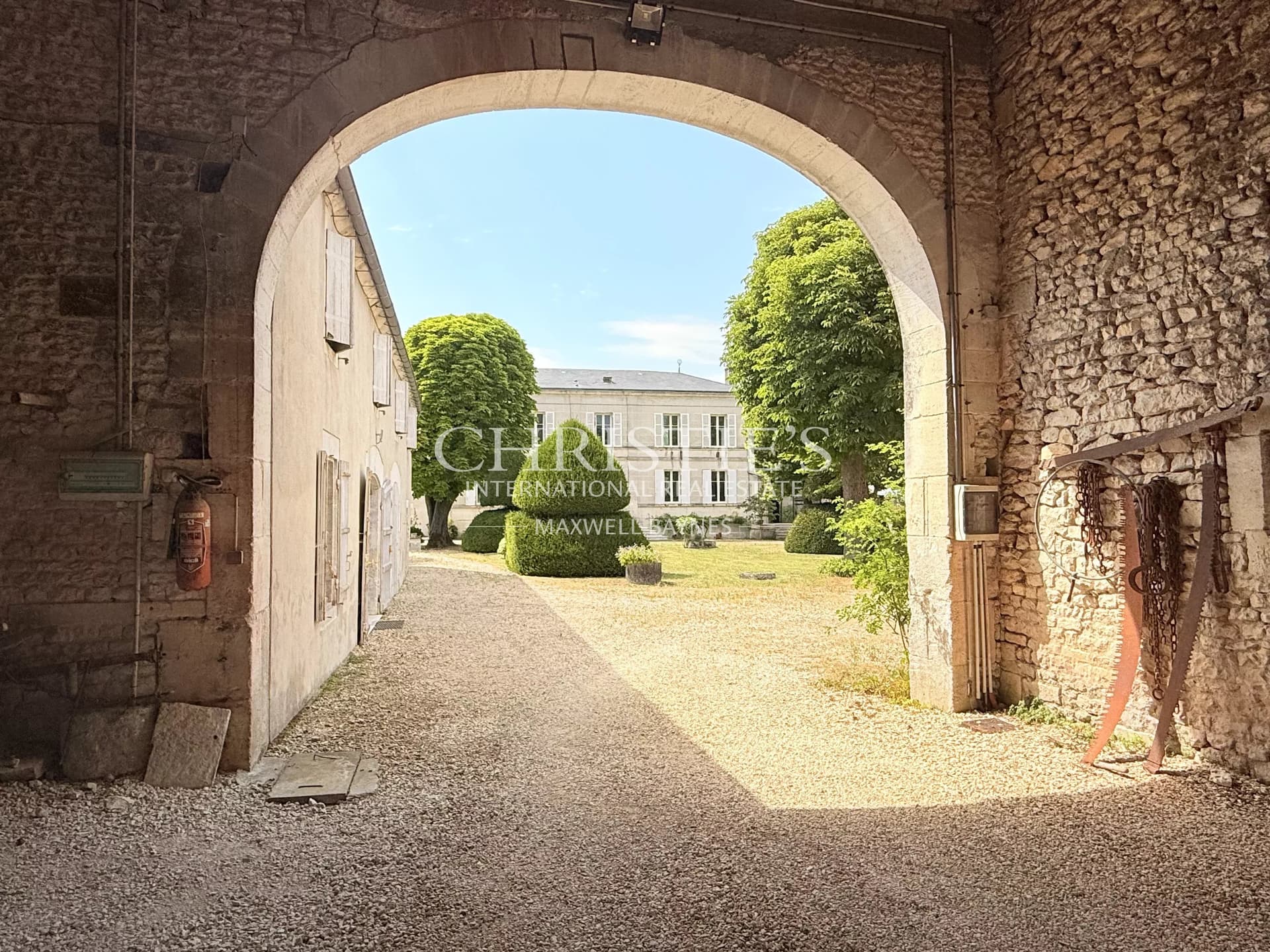 Ancienne distillerie de Cognac au cœur d’un beau village au milieu des vignes.