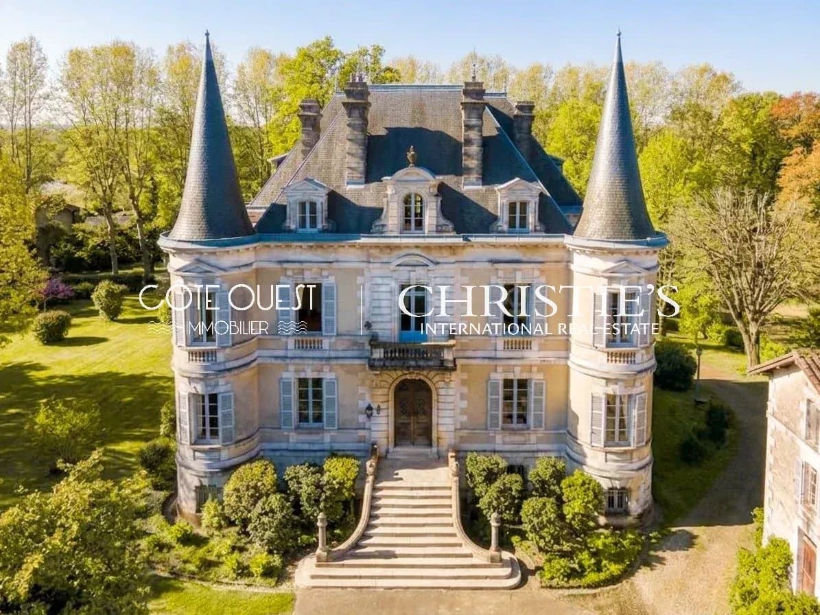 For Sale Habas - Castle with large outbuildings