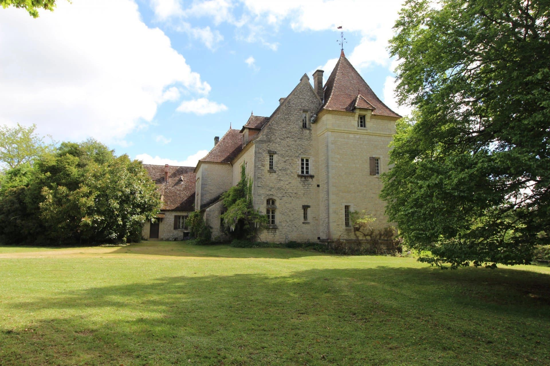 Magnificent vineyard estate with historic Château in AOC Bordeaux