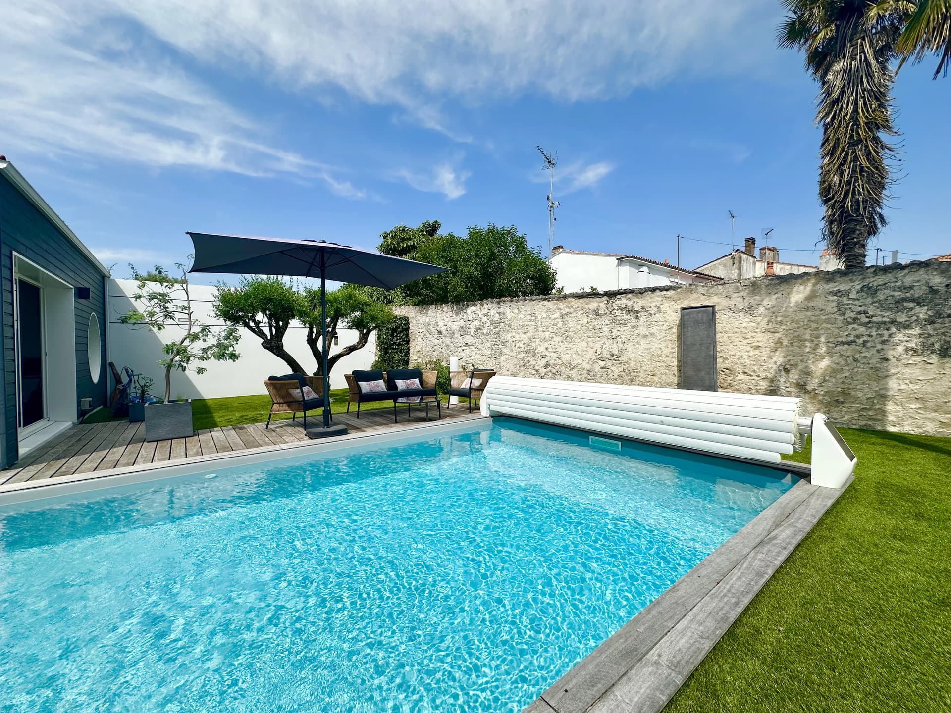 Stunning Property with Swimming Pool and Garage