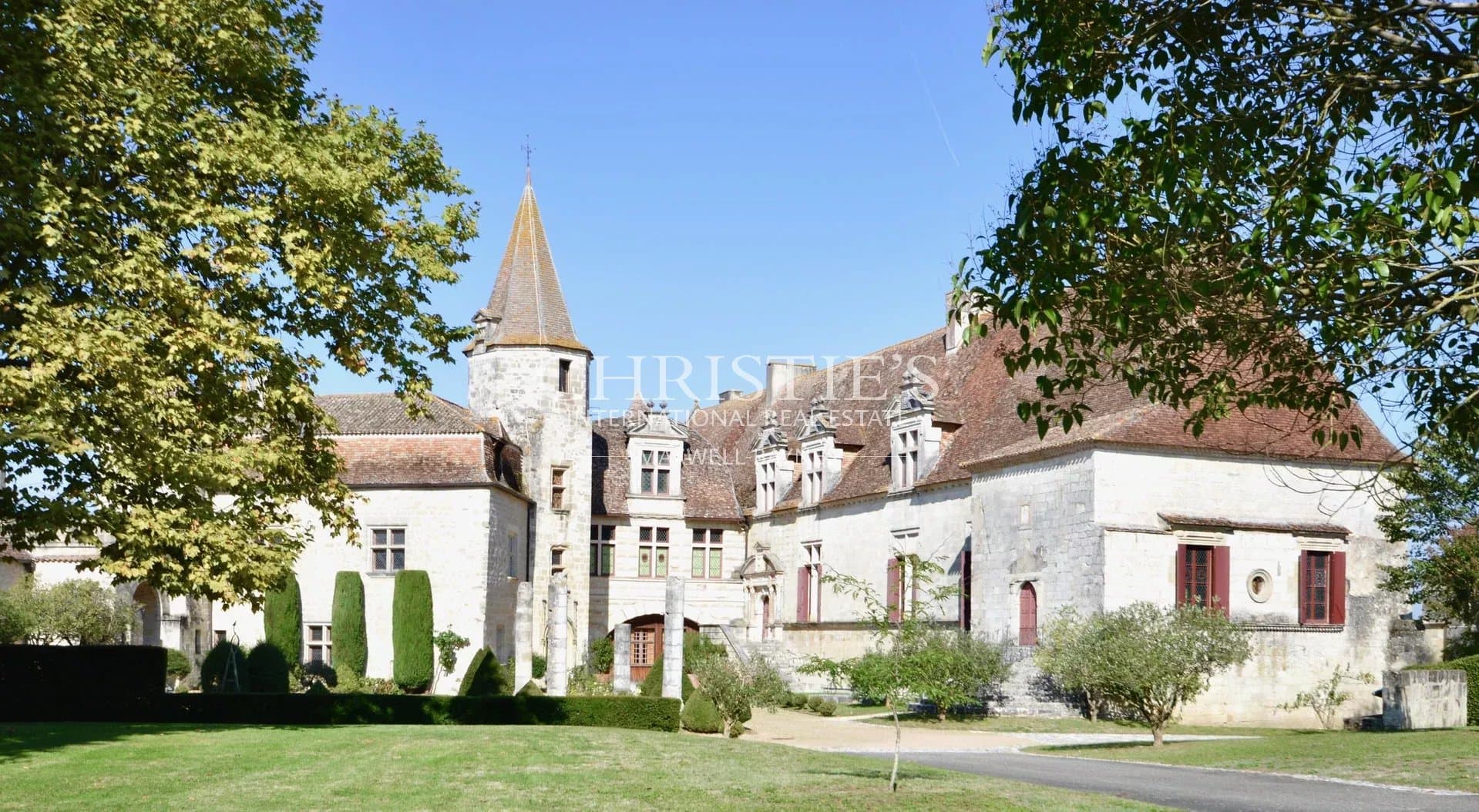 15th century listed Chateau with village views near Bergerac