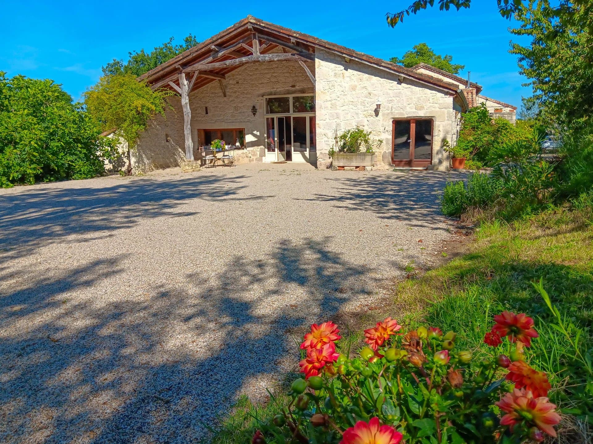 Grange de campagne restaurée avec piscine et 6 hectares de terrain, à proximité d'Agen.