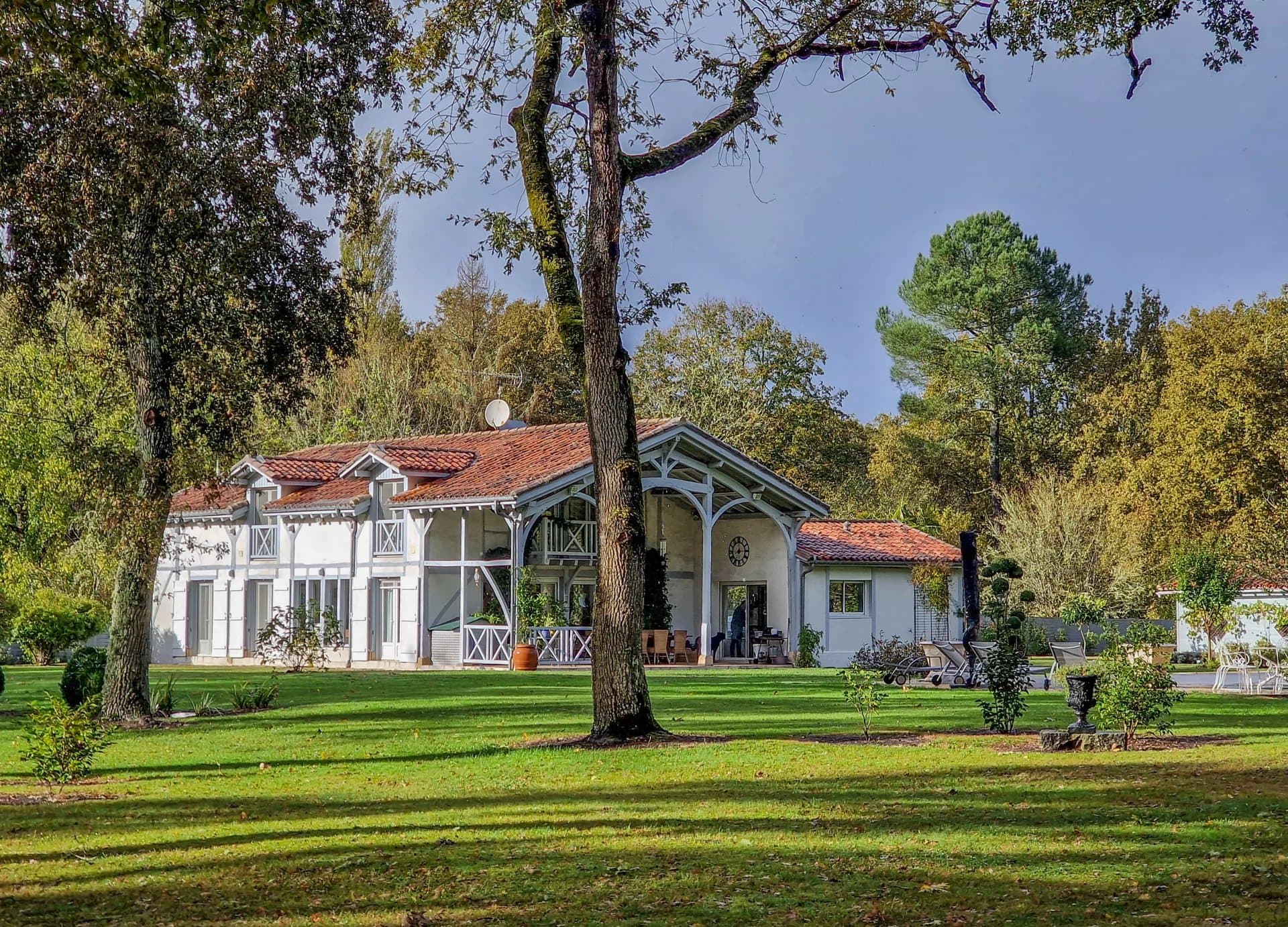 Maison landaise et maison de gardien, piscine chauffée et 2 ha, en lisière de la forêt landaise