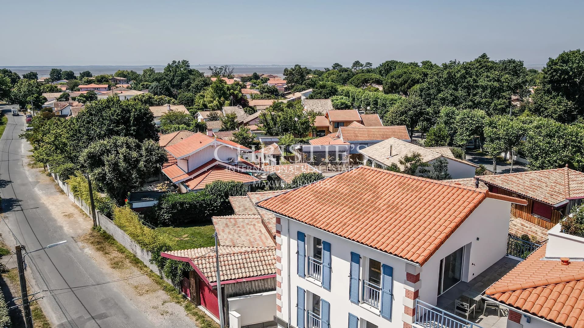 ANDERNOS – Bay side, last opportunity to acquire a new 3-bedroom apartment with a glimpse of the Bay.