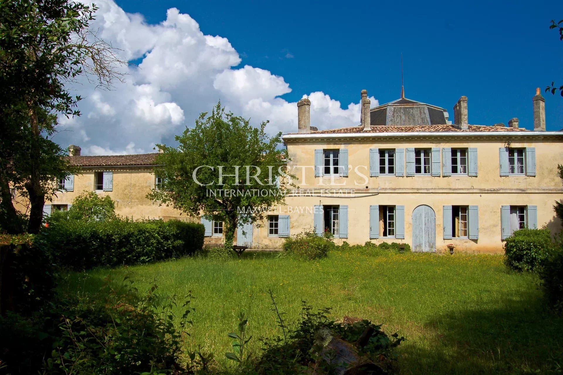 Château du 18eme siècle avec de nombreuses dépendances - petit vignoble en fermage