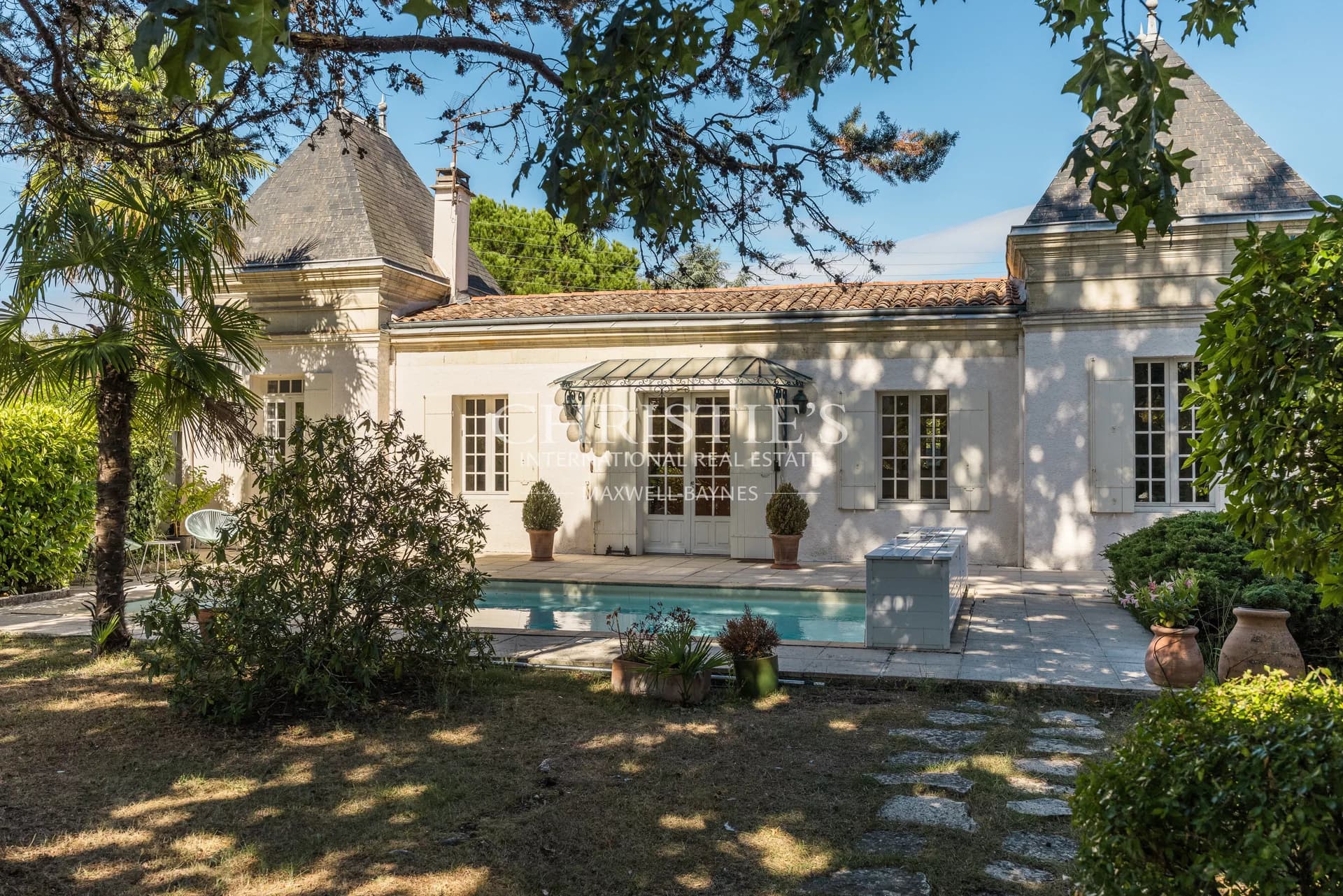 Pessac Centre – Elegant Historic Chartreuse – Garden – Swimming Pool – Independent Outbuilding