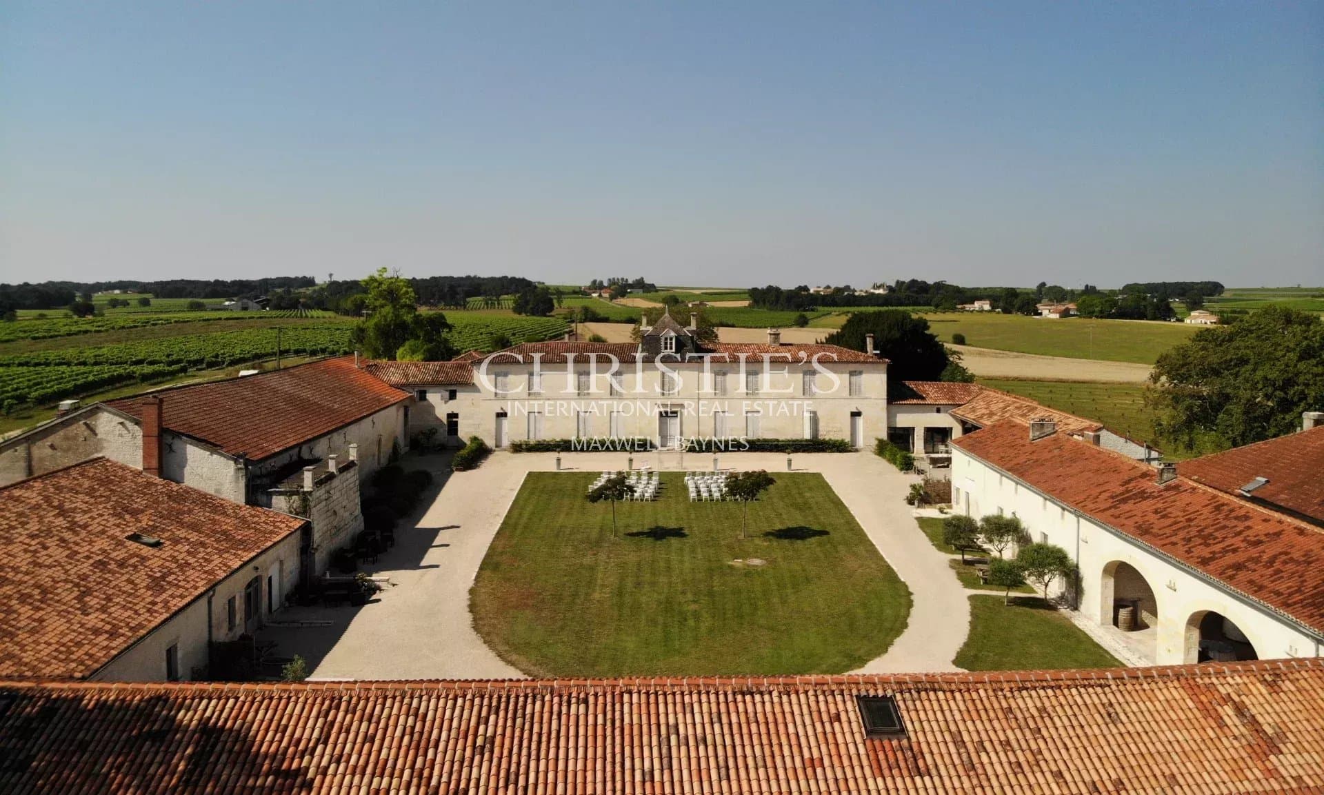 Magnifique Logis du 16ème siècle sur 10 ha au cœur de la campagne pittoresque entre Cognac et Bordeaux.