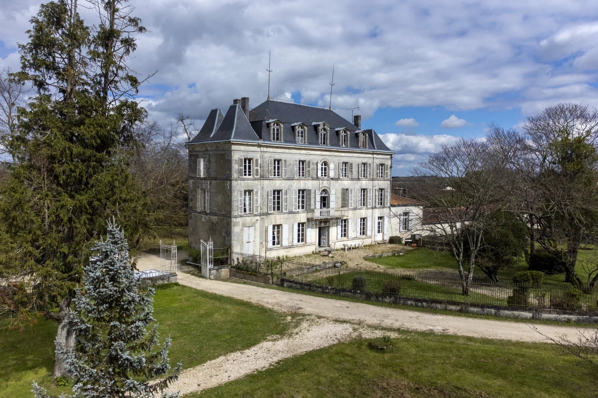 Magnificent 19th century castle to renovate between Cognac and Angoulême