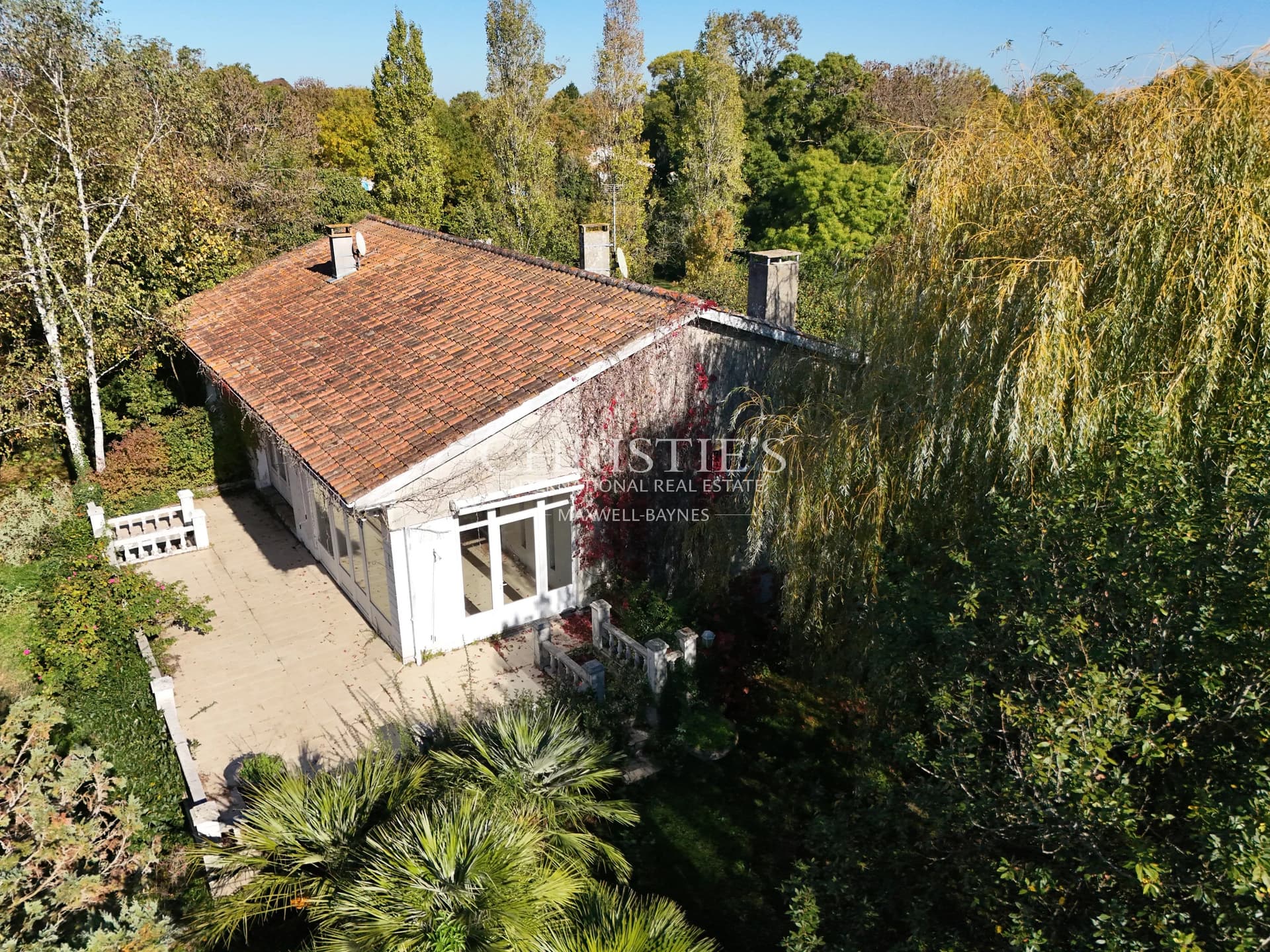 Near Royan: a spacious house to renovate with strong professional potential.