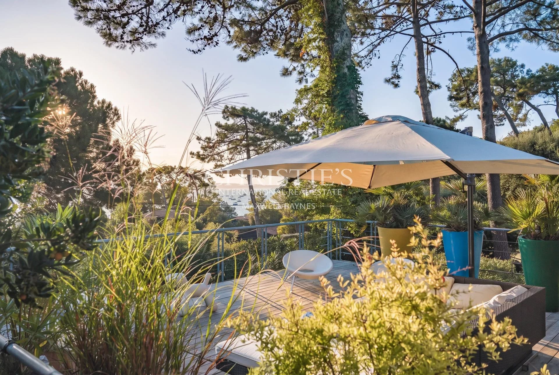 Village de la VIGNE sur la prequ'île, face au port, villa d'architecte de 200m²