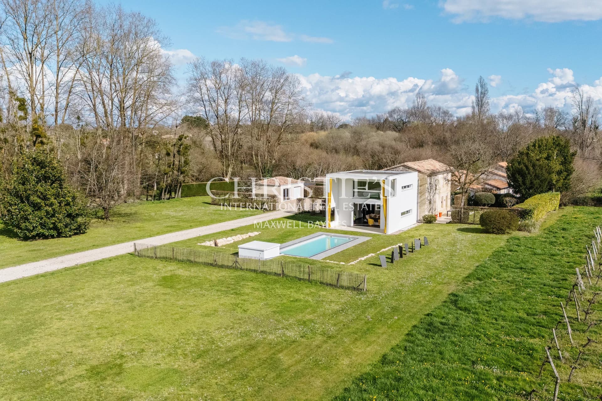 Contemporary architecture among the Vines