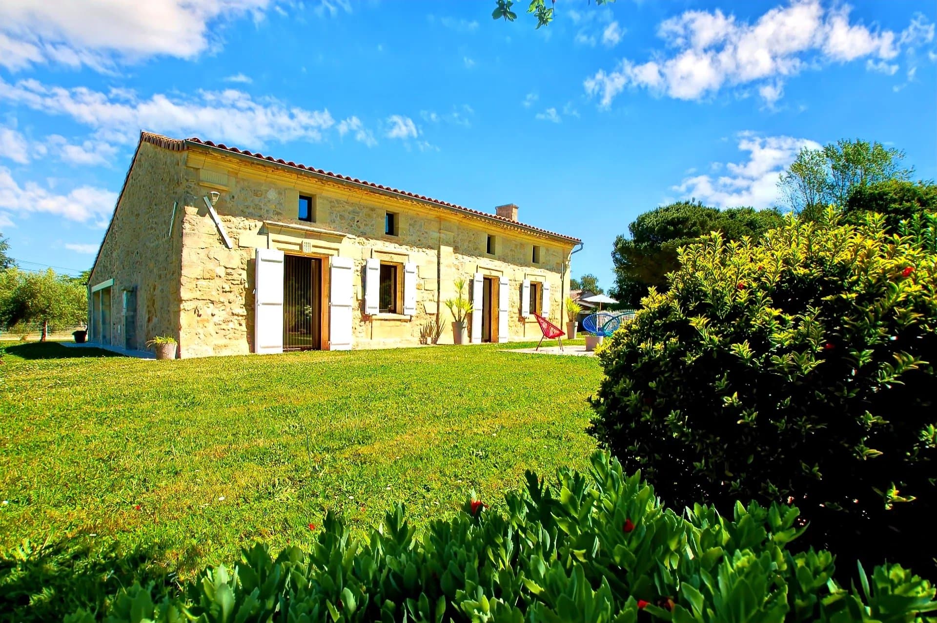 Near Saint André de Cubzac, charming stone house with large garden