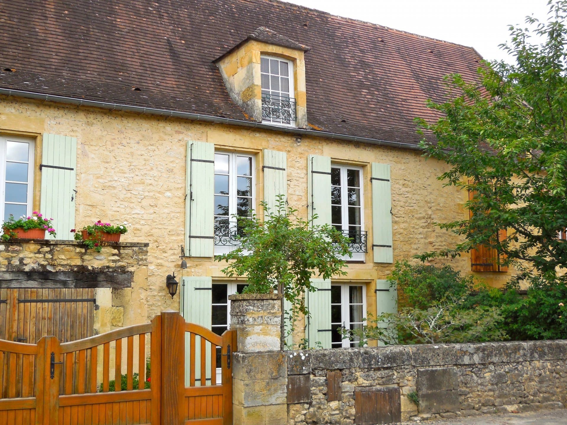 Deux Maisons entièrement rénovées du 16ème C au bord de la Dordogne