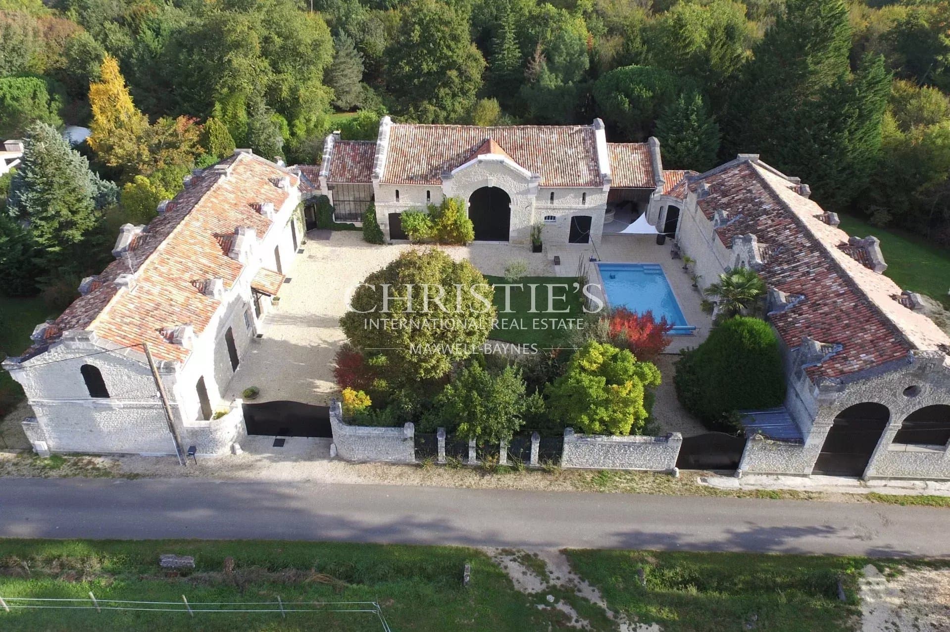Entre Angoulême et Bordeaux magnifique manoir