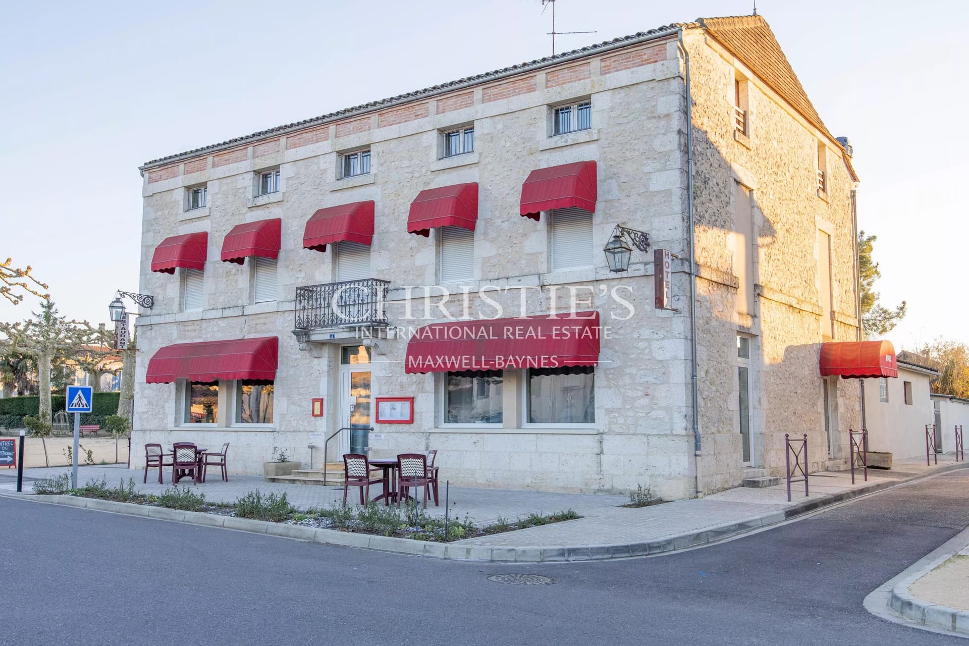 Hôtel Restaurant et maison au centre d'un village bastide