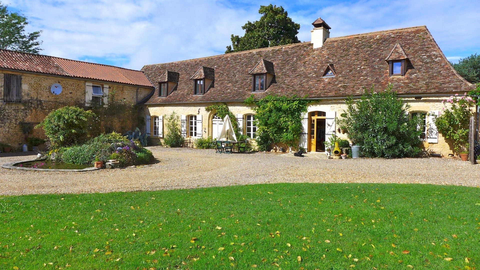 Beautiful Perigourdian farmhouse with two gîtes and barn