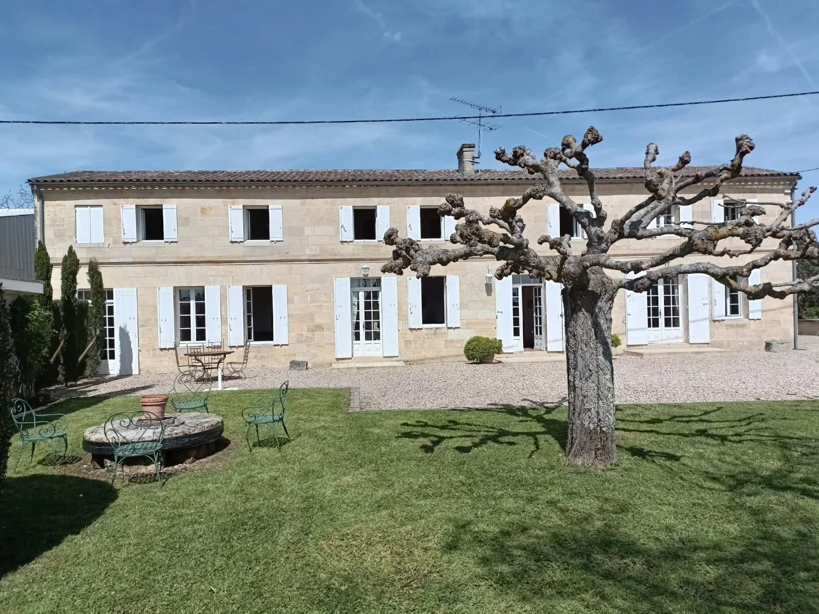 A vendre Demeure Familiale : 5 Chambres, Pierres Apparentes et Jardin Paysagé