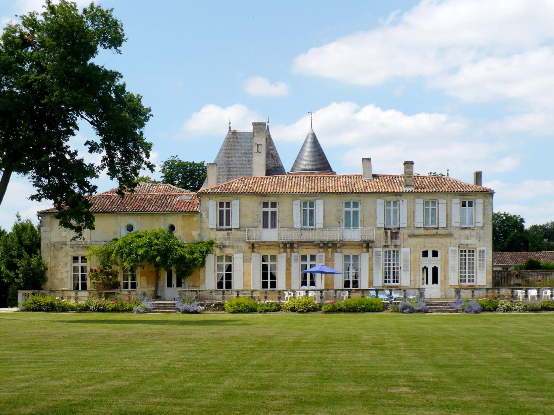 Magnificent château with gîtes