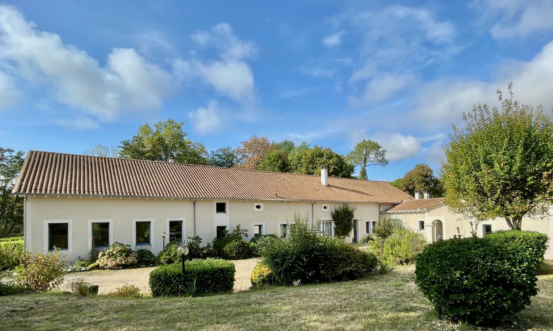 Domaine rénové avec gîte dans l'ouest de la Dordogne