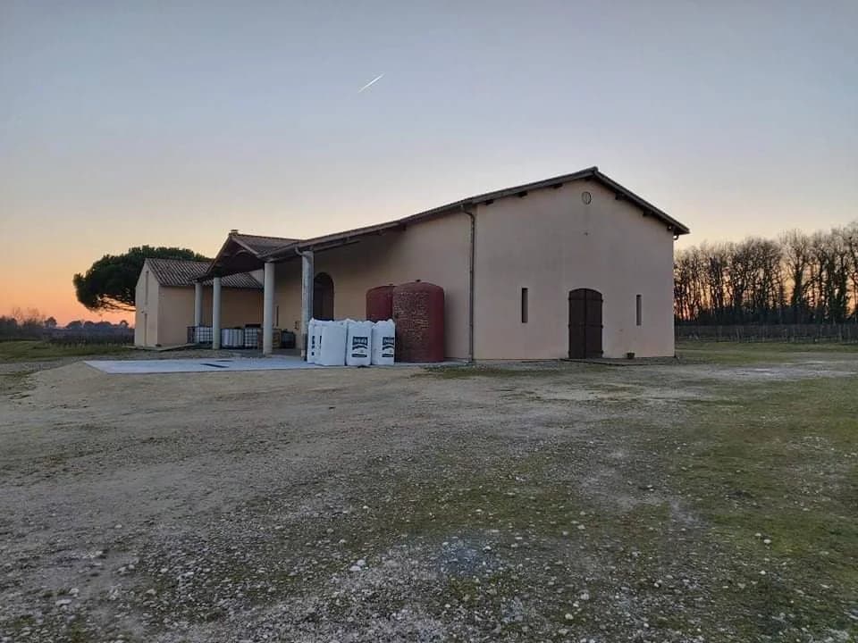 Vignoble avec batiment d'exploitation