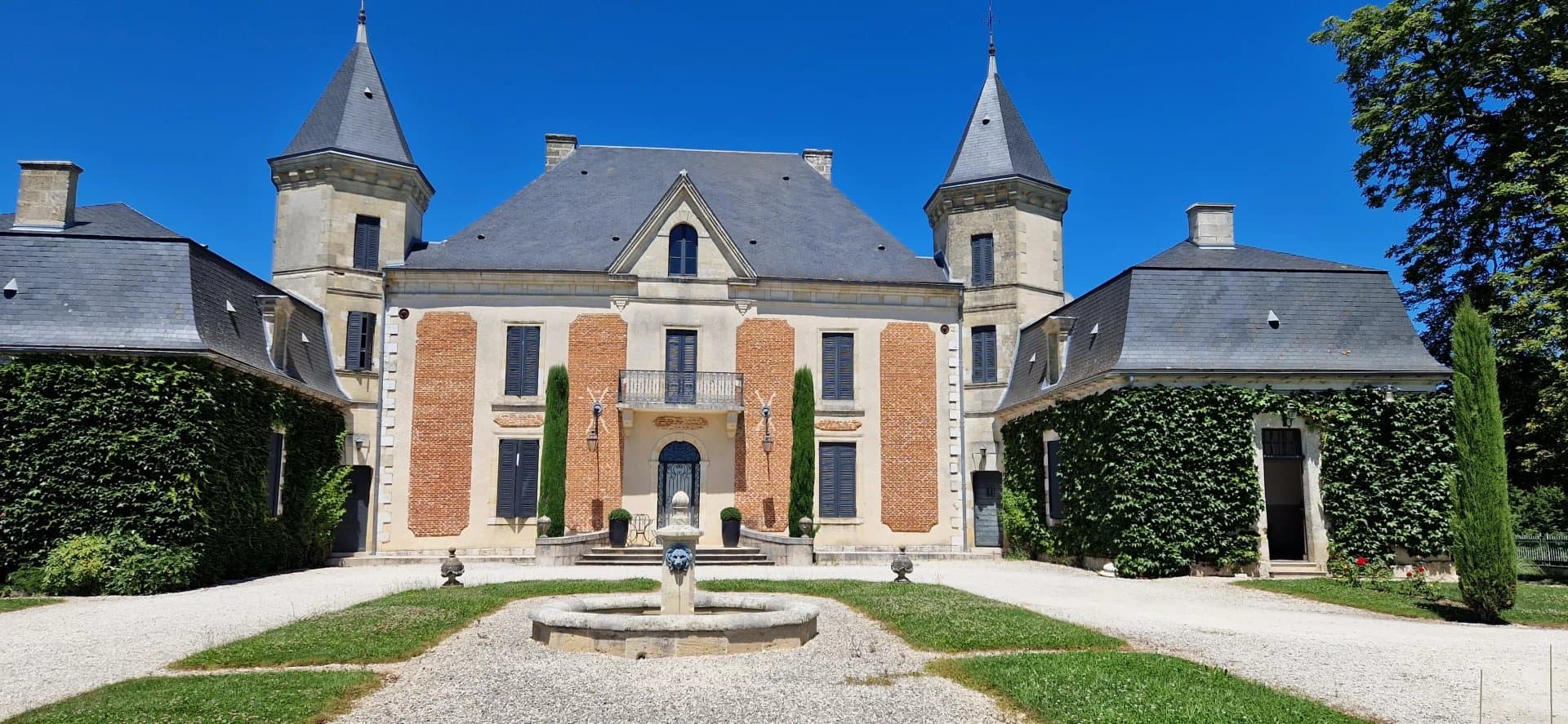For Sale at Sainte Foy La Grande, Magnificient vineyard estate of 80 ha of vines