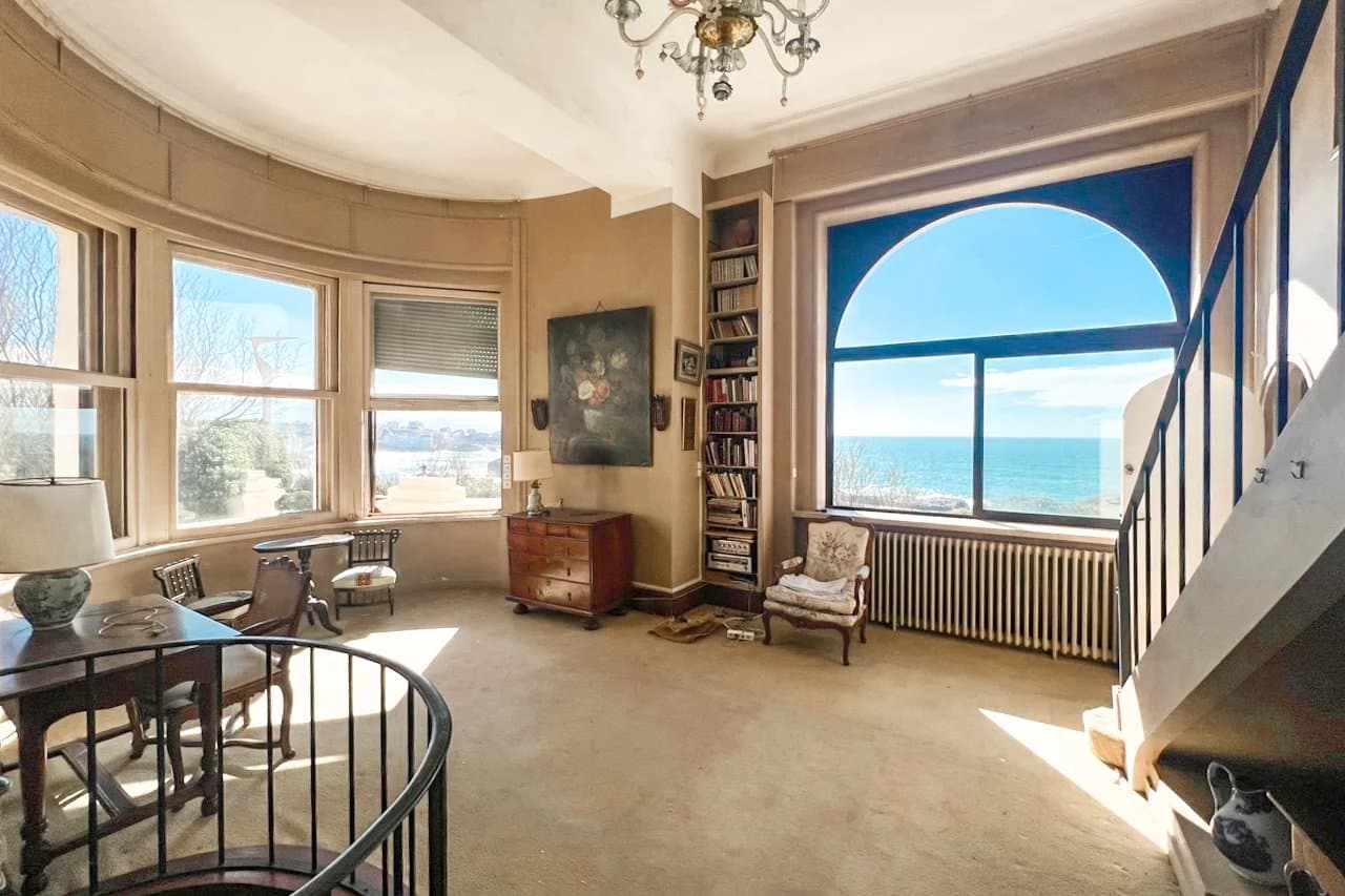 BIARRITZ LIGHTHOUSE – AN ATYPICAL APARTMENT ENJOYING AN OCEAN VIEW