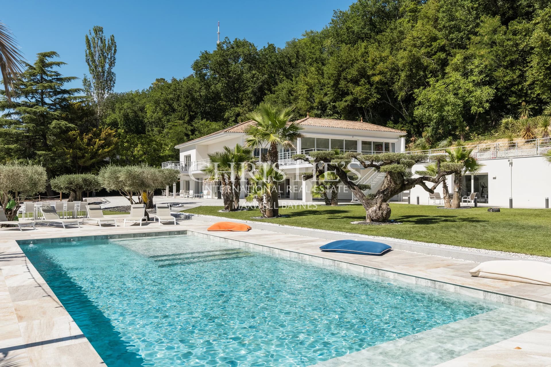 An Exceptional Contemporary Home on the Heights of Bouliac