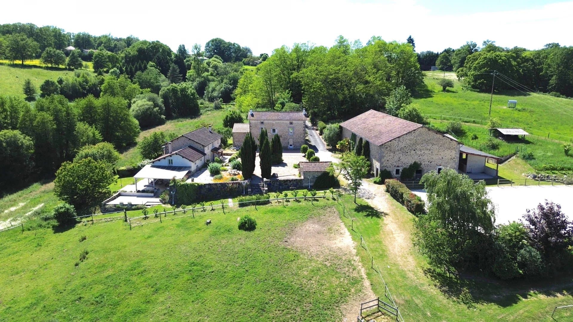 Un domaine rare, entre campagne et village — 14 hectares en un seul tenant