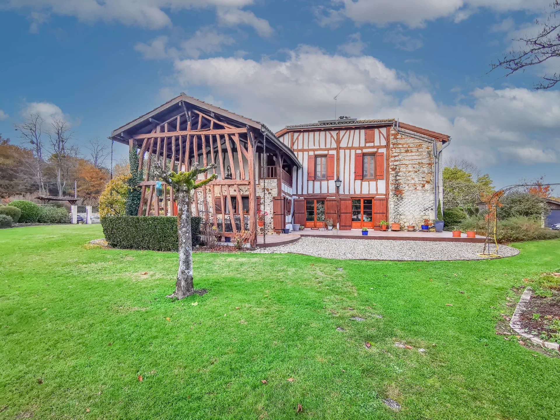 A Character Property with swimming pool, close to Casteljaloux