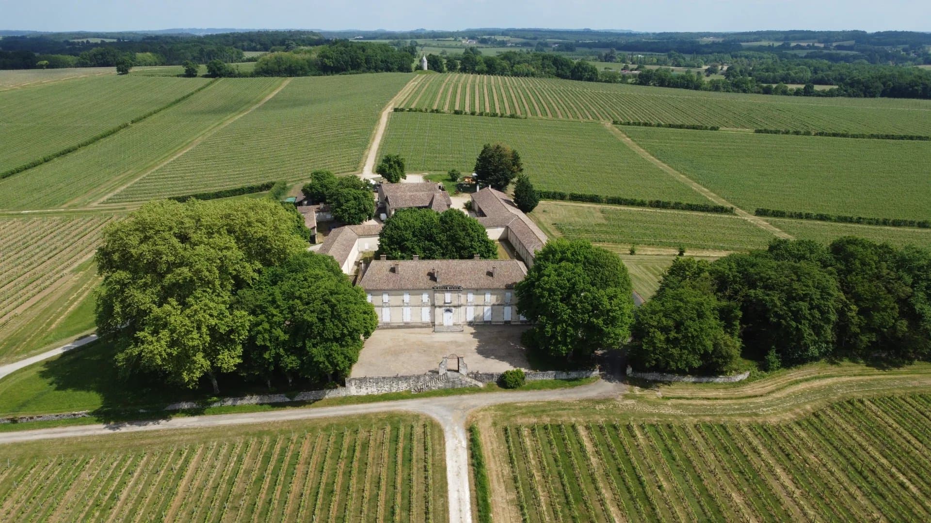A vendre à 10 min de Sainte Foy la Grande, domaine viticole de caractère de 92 ha en AOC Bordeaux