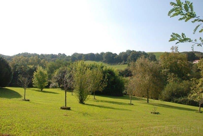 PROCHE DE SAINT JEAN DE LUZ, MAISON A VENDRE AVEC PISCINE SUR 1.2 Ha