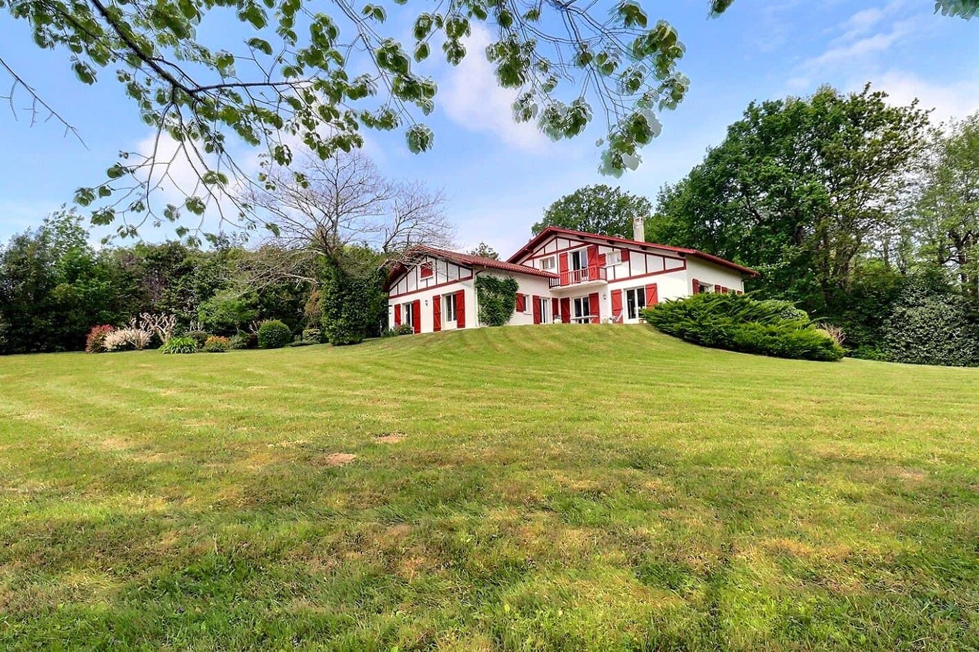 AHETZE – A PEACEFUL PROPERTY NEAR THE VILLAGE
