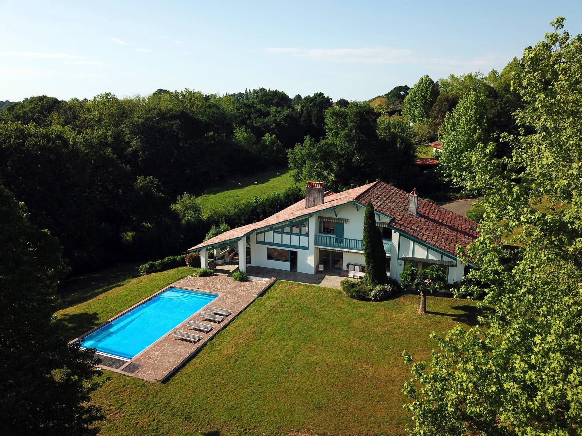 ARCANGUES – A BEAUTIFUL VILLA WITH A SWIMMING POOL