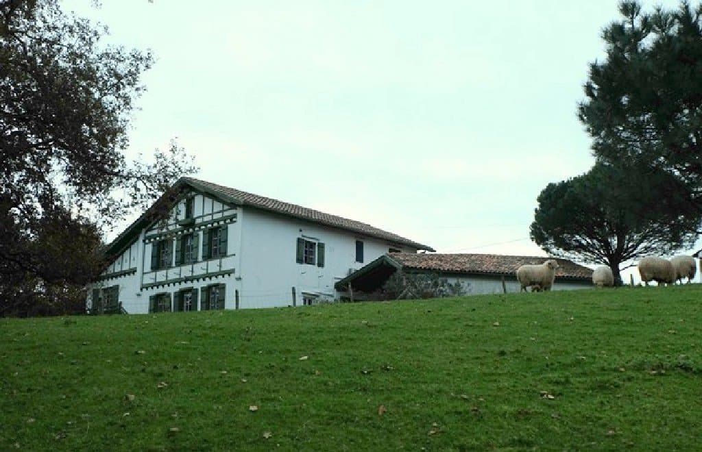 A VENDRE MAISON BASQUE A RENOVER SUR TERRAIN DE 12000M², PROCHE SAINT JEAN DE LUZ