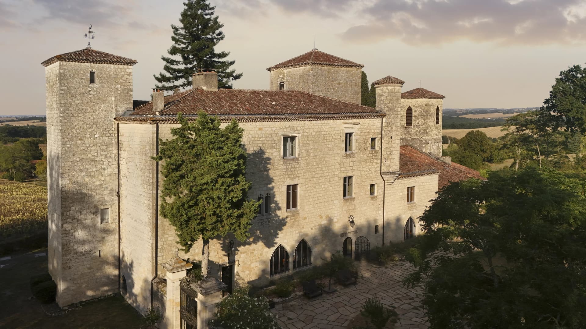 Restauration remarquable d’un château du XIIIe siècle à proximité d’une ville historique animée