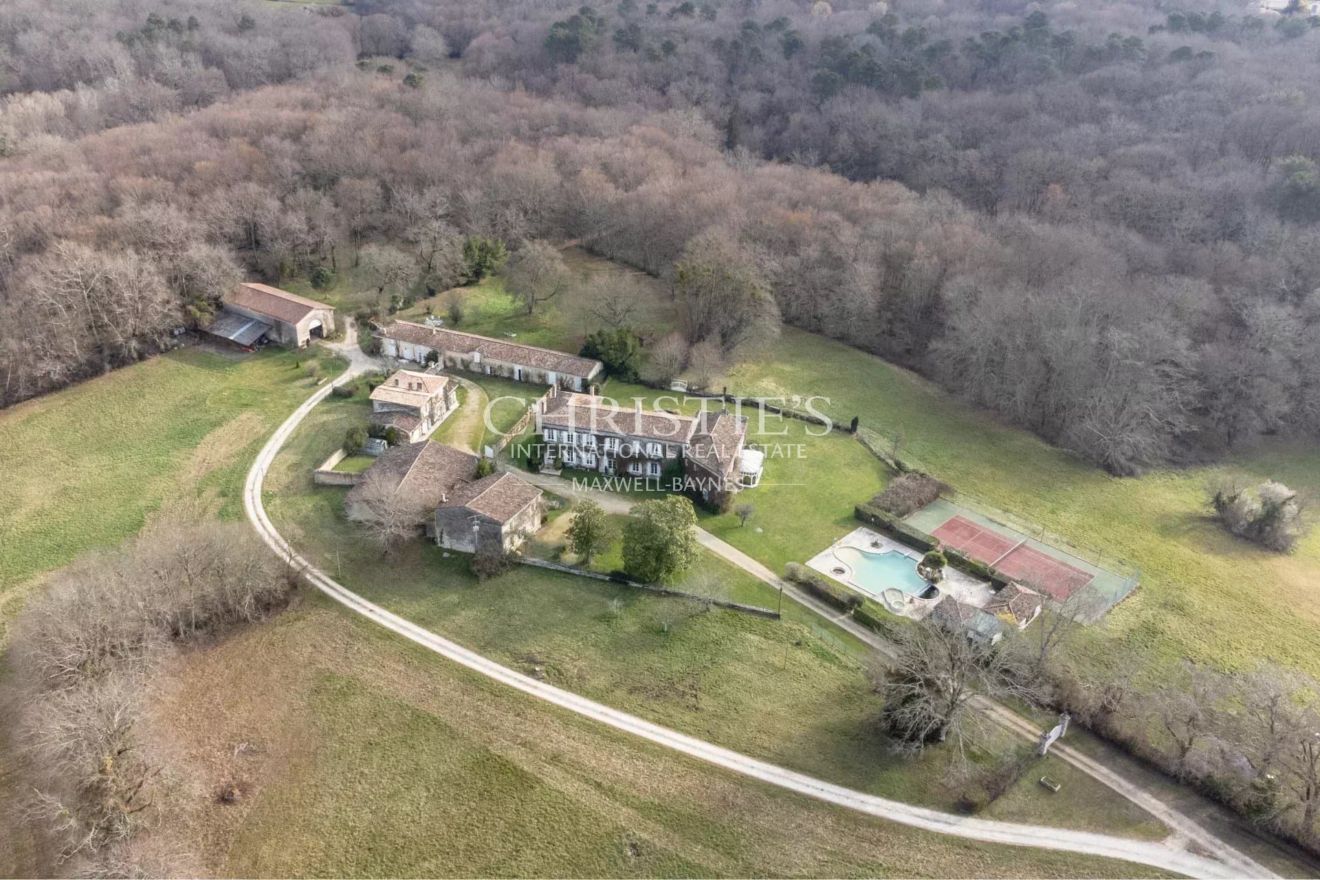 12 km from Bordeaux - Historical property with 60 hectares of land