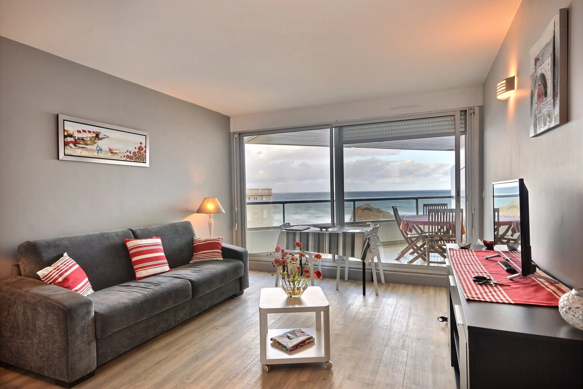 BIARRITZ, MIRAMAR NEIGHBOURHOOD. A STUDIO APARTMENT WITH A TERRACE FACING THE OCEAN