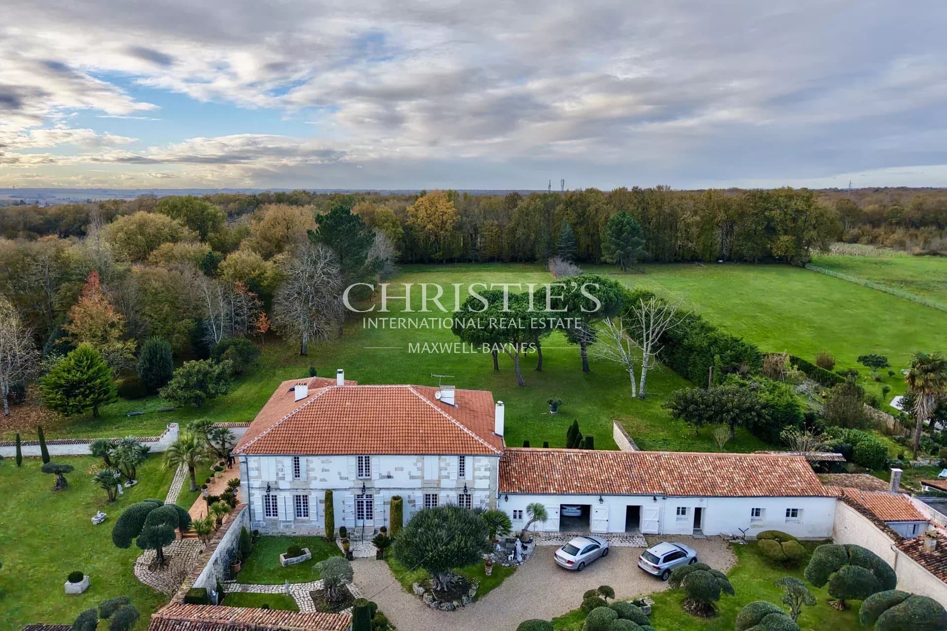 Exclusif : Élégant manoir du XVIIIe siècle avec jardin d’exception à 5 minutes de Saintes