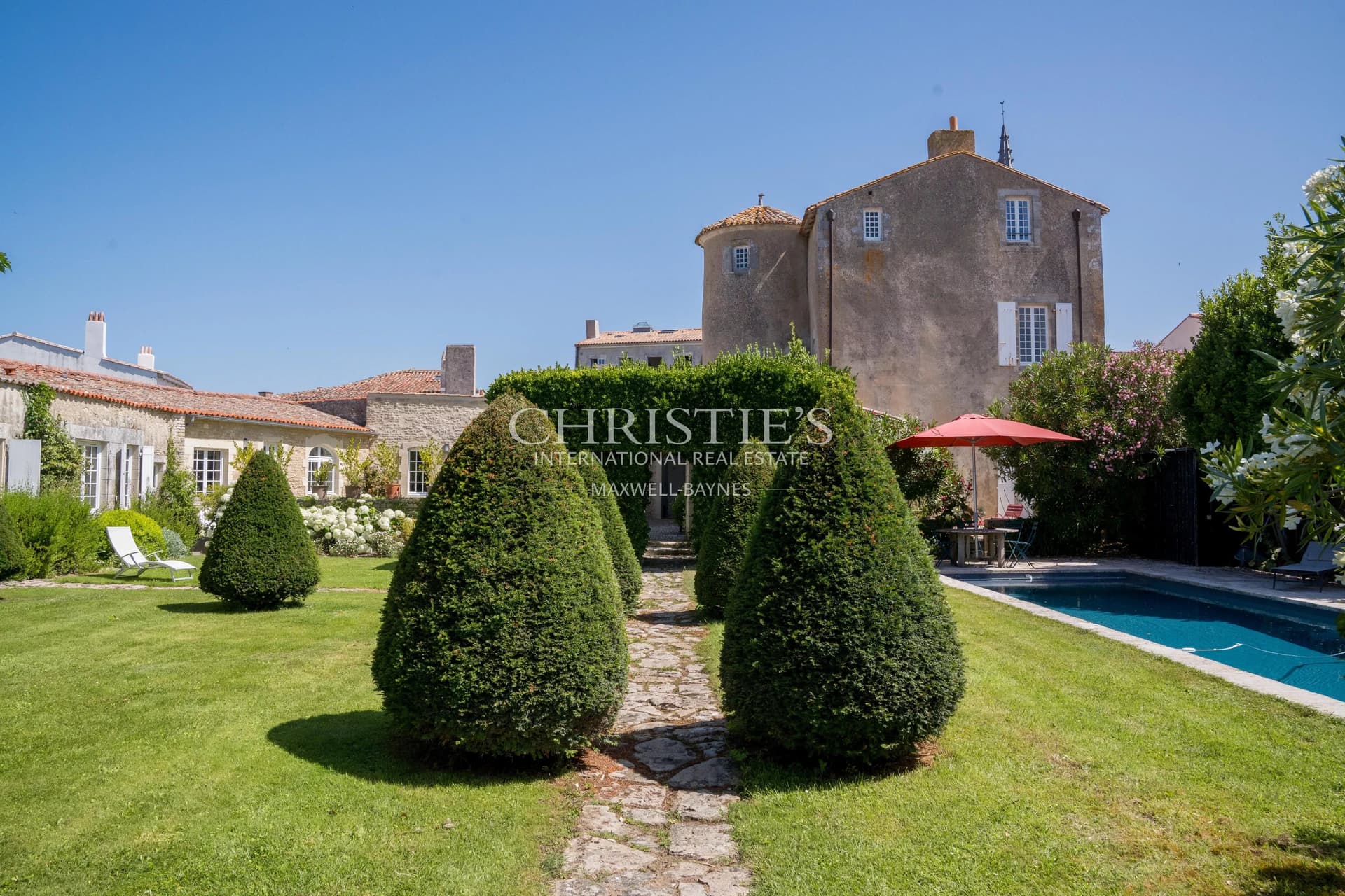 Renovated emblematic villa