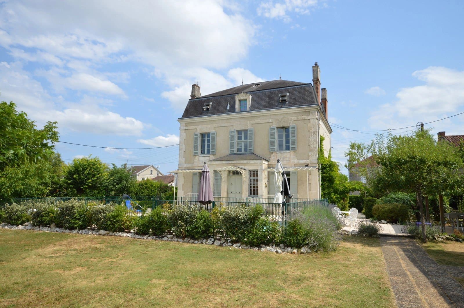 Chic Maison de Maitre in a bustling market town in the Dordogne