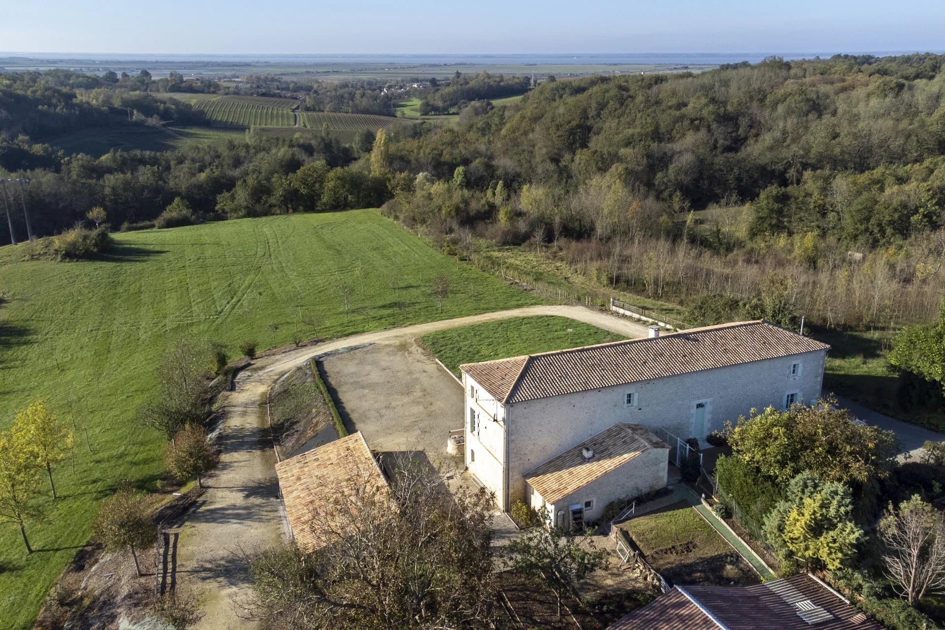 Belle demeure charentaise rénovée surplombant l'estuaire de la Gironde, à 45 minutes de Royan